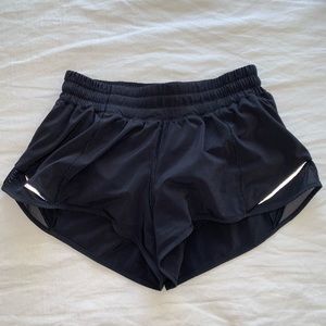 Lululemon hotty hot 2.5” shorts